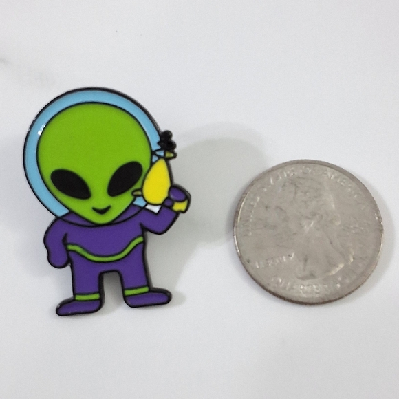 Alien Enamel Pin, Brooch,  NEW - Picture 2 of 4